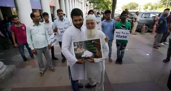 Delhi Congress hits streets with a 'free hug' campaign