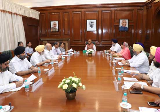 SAD, SGPC delegation meet Rajnath Singh to discuss various Sikh issues