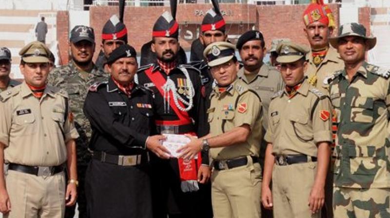 BSF offers sweets to Pak Rangers at Attari-Wagah, on I-Day