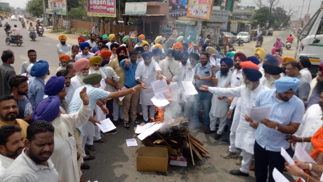 Akali workers led by Gurpreet Raju Khanna burn copies of Ranjit Commission Report