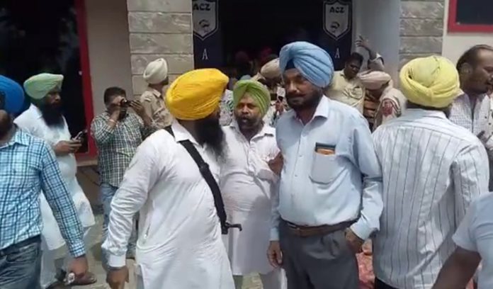 AAP Workers raise slogans against Sukhpal Khaira in Sangrur AAP Workers raise slogans against Sukhpal Khaira in Sangrur