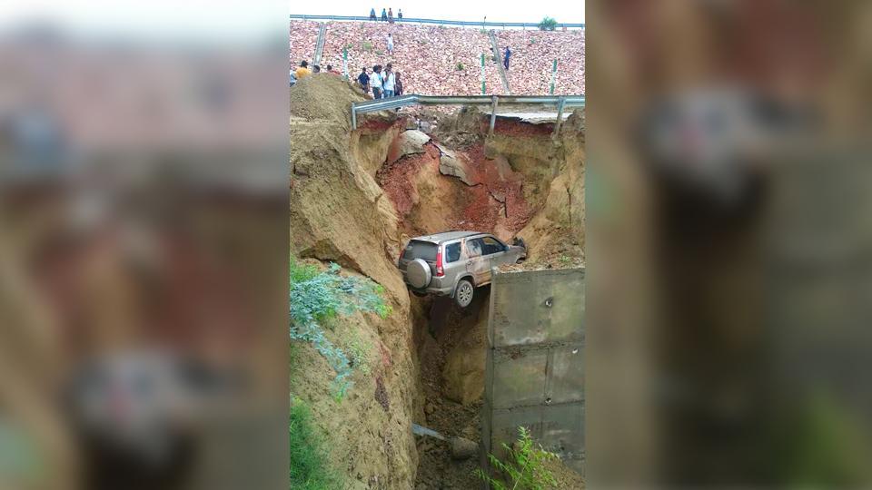 Agra-Lucknow expressway: SUV plunges over 15 feet after road along caves in