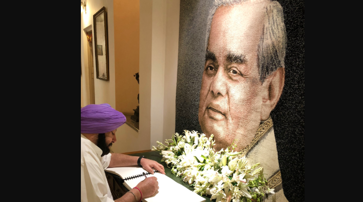 Capt Amarinder visits Vajpayee's New Delhi residence to pay respects to family