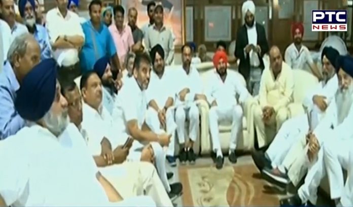 Punjab Vidhan Sabha: Akali legislators brought out their session outside the House Punjab Vidhan Sabha: Akali legislators brought out their session outside the House