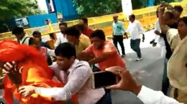 Swami Agnivesh assaulted on DDU Marg in New Delhi