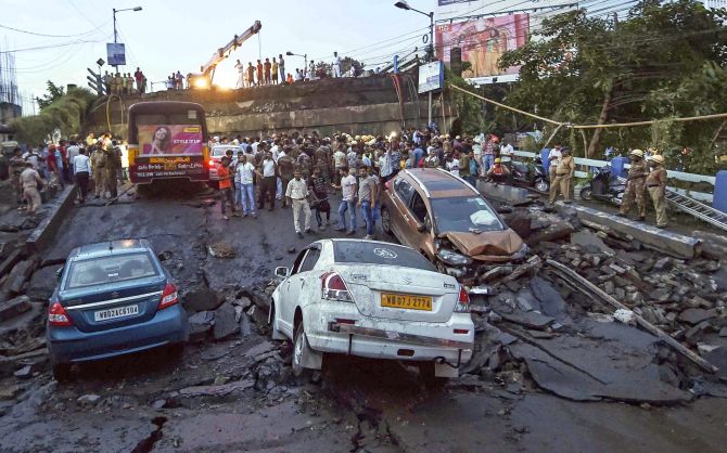 One killed, many feared trapped as 50-year-old bridge collapses in Kolkata