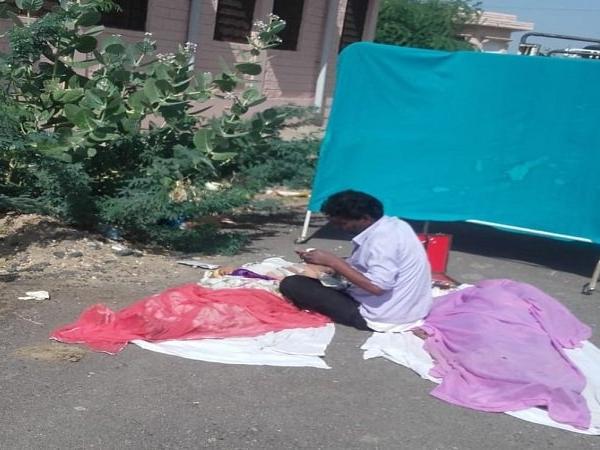 Doctors conduct postmortem of 2 women in full public view