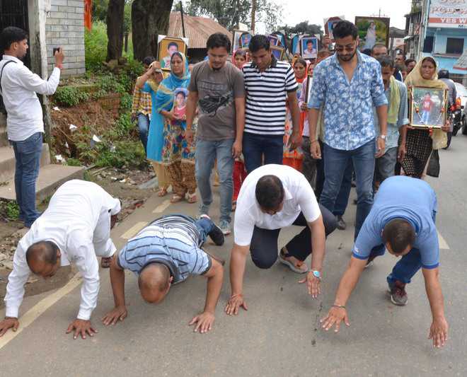 Dharamshala: Parents Crawl To Protest Against Children's Accident