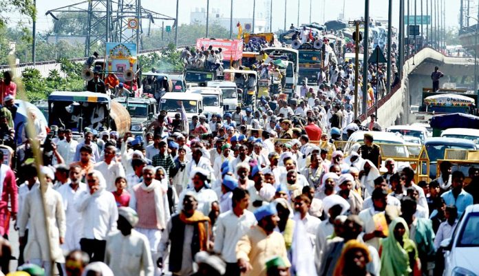 Traffic stands still as lakh protesters march in Delhi Traffic stands still as lakh protesters march in Delhi