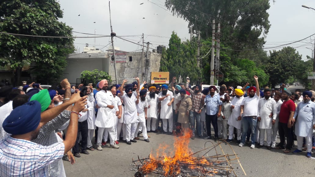 'Congress is conspiring to weaken Sikh Panth,' Akali workers burn effigies in Jalandhar