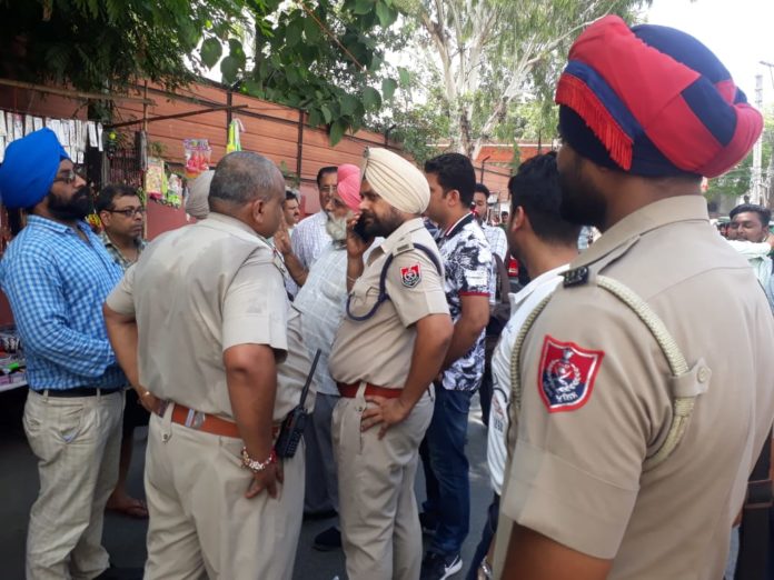 ਅੰਮ੍ਰਿਤਸਰ 'ਚ ਲੁਟੇਰੇ ਨਗਦੀ ਅਤੇ 4 ਕਿੱਲੋ ਸੋਨਾ ਲੁੱਟ ਕੇ ਹੋਏ ਫਰਾਰ ,ਪੁਲਿਸ ਵੱਲੋਂ ਆਸ -ਪਾਸ ਛਾਪੇਮਾਰੀ Amritsar In Robbers Cash and Gold Robbery Runaway