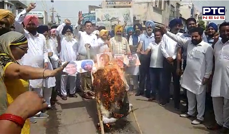 Barnala: Akali workers burns effigies of Punjab CM Captain Amarinder Singh