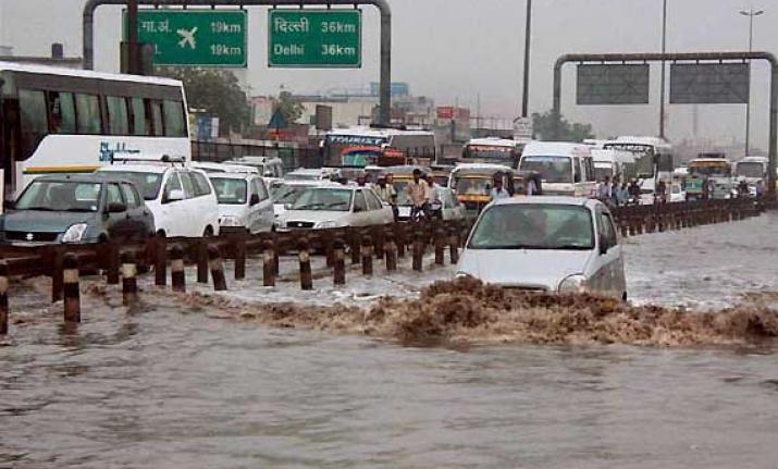 Heavy rains lash Delhi, water logging leads to traffic congestion