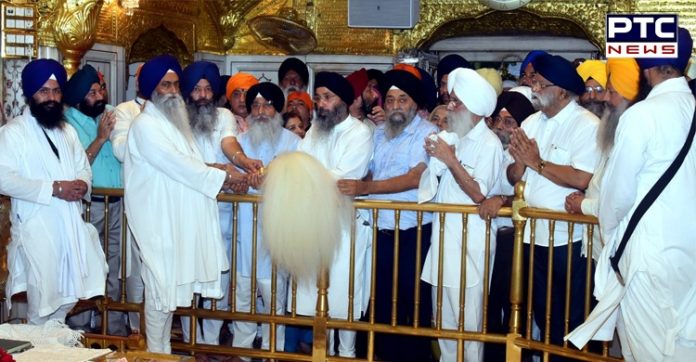 ਸੱਚਖੰਡ ਸ੍ਰੀ ਹਰਿਮੰਦਰ ਸਾਹਿਬ ਵਿਖੇ ਗੁਰੂ ਘਰ ਦੇ ਸ਼ਰਧਾਲੂ ਵੱਲੋਂ ਸੋਨੇ ਦਾ ਚੌਰ ਸਾਹਿਬ ਭੇਟ Sachkhand Sri Harmandir Sahib Gold Chaur Sahib Offering