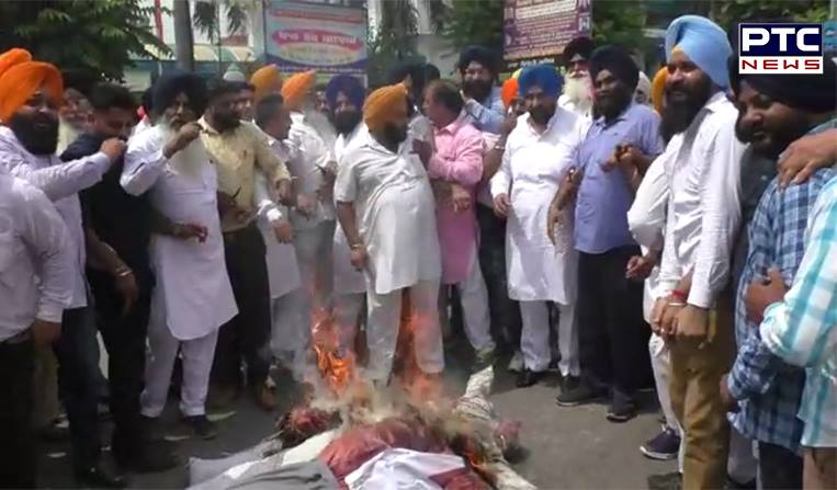 Ludhiana: Congress is trying to divide the community, Akali workers burn effigies of Congress leaders