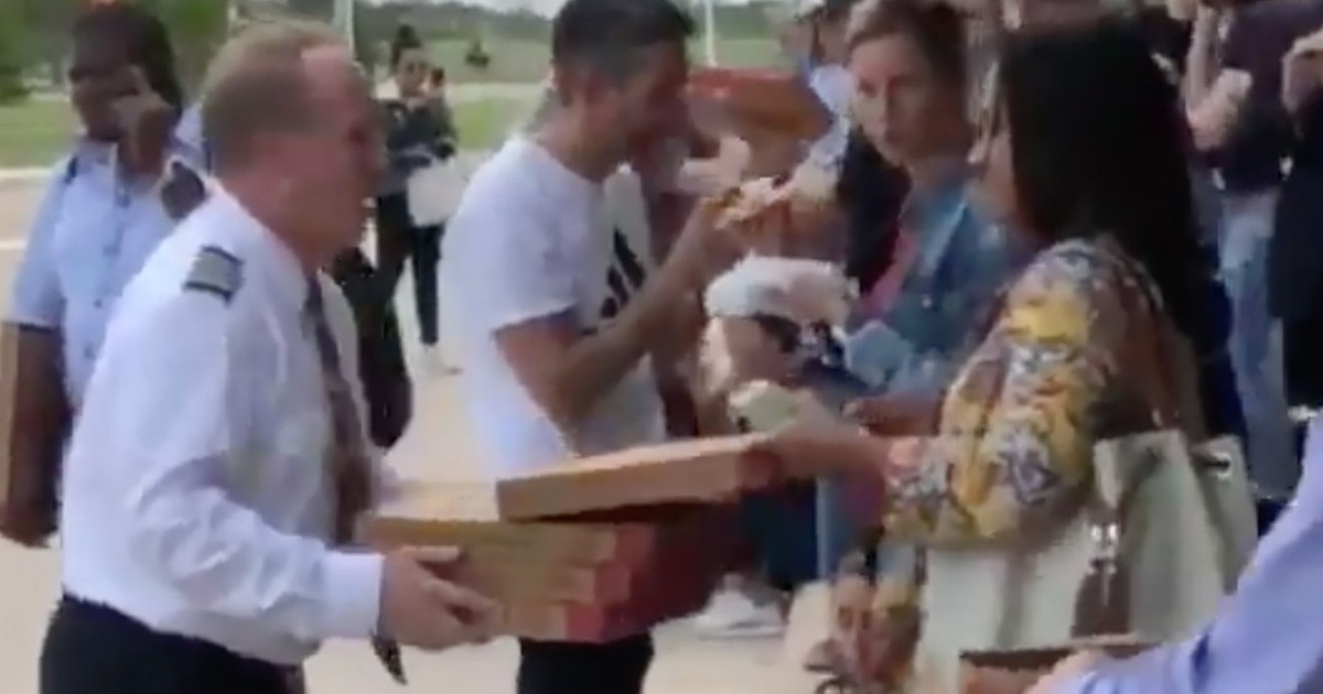 Watch video: This Pilot Ordered Pizza for 159 People After Storm