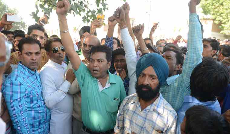 Police lathicharge on protesters in Amritsar