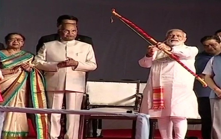 President Kovind & PM Modi attend Dussehra celebrations