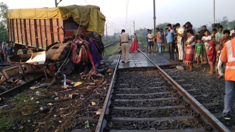 Truck rams into Rajdhani Express in MP; 2 train coaches derail