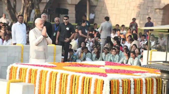Gandhi Jayanti : PM Modi pays homage, political leaders visit Rajghat