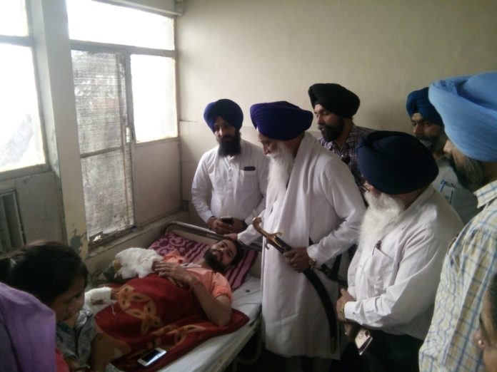 Giani Gurbachan Singh Visits Injured in Hospital; Honors Doctor