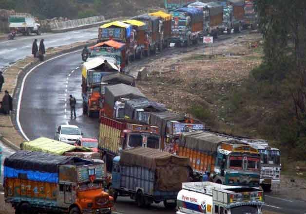 Jammu-Srinagar National Highway reopens for one-way traffic after heavy snowfall