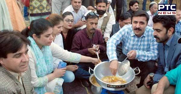  Watch Video: Journalists stage 'pakora protest' outside Pak Parliament