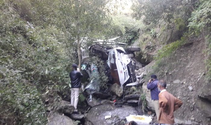 Shimla : Bus plunges into gorge,21 injured