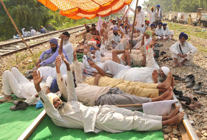 Dasuya : After assurance from admnistration, farmers end protest, lift dharna