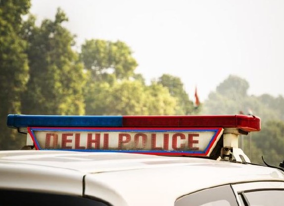 Three policemen reach crime scene sans weapons, suspended