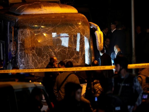Egypt: 4 dead in a tourist bus bombing near Giza