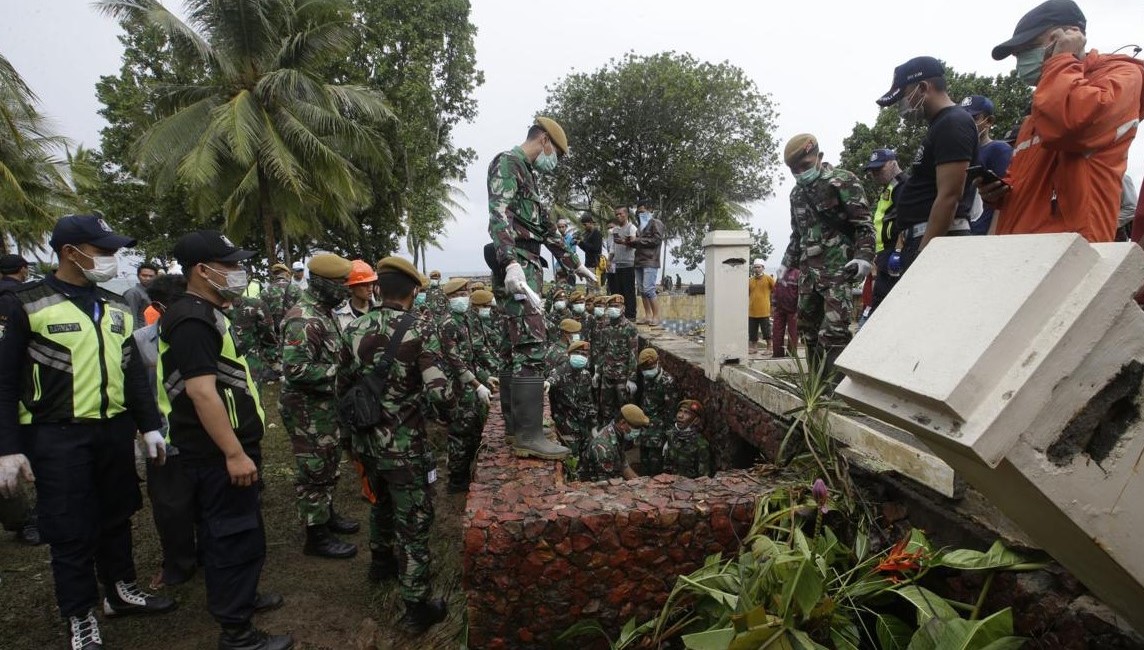 Indonesia searches for tsunami victims; death toll hits 373