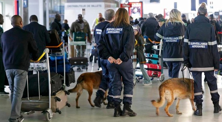 Pair with fake guns spark panic at Paris airport