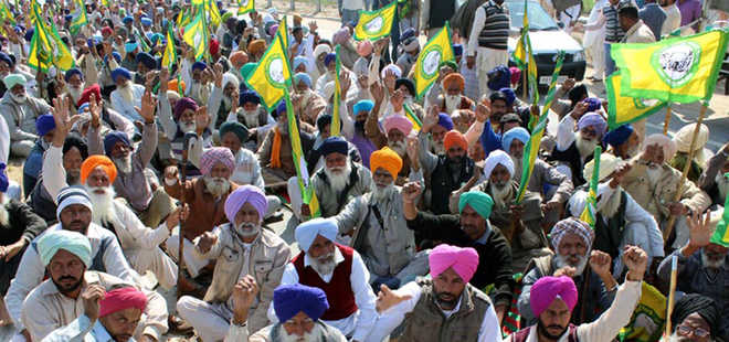 Demanding  outstanding dues,farmers hold agitation