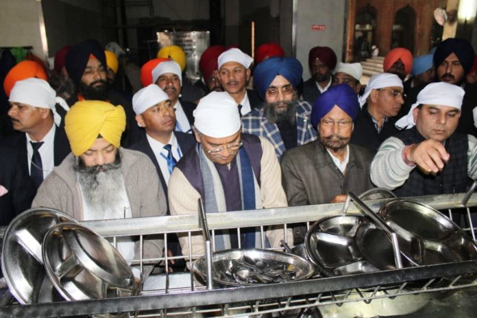 ਉਤਰਾਖੰਡ ਦੇ ਮੁੱਖ ਮੰਤਰੀ ਤਰਵਿੰਦਰਾ ਸਿੰਘ ਰਾਵਤ ਸੱਚਖੰਡ ਸ੍ਰੀ ਹਰਿਮੰਦਰ ਸਾਹਿਬ asr