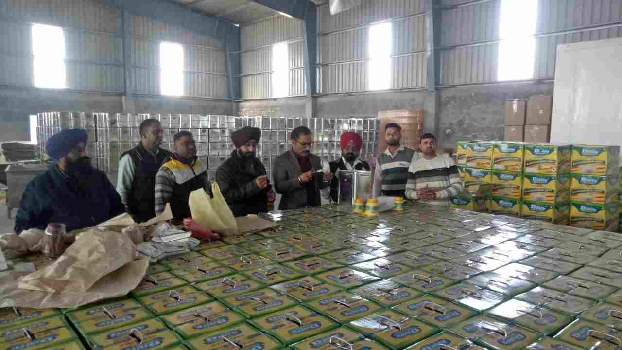 Big Haul by Food Safety Team-One Lac counterfeit Boxes of Desi Ghee Seized in Amritsar