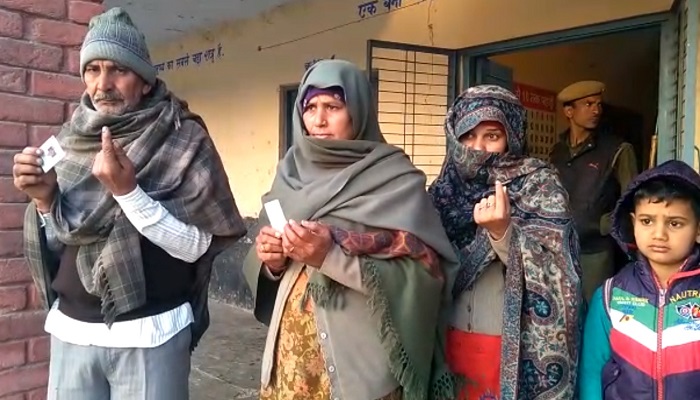 जींद की जंग: ठंड के बीच मतदान के लिए निकले लोग, महिलाओं-युवाओं में खासा उत्साह