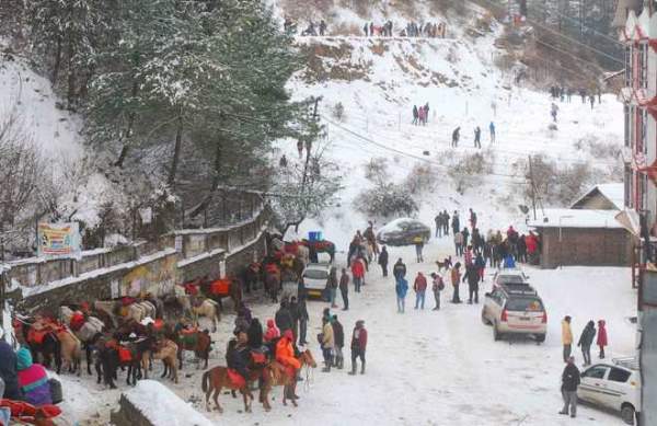 Tourist places in Himachal reel under below sub zero temperature