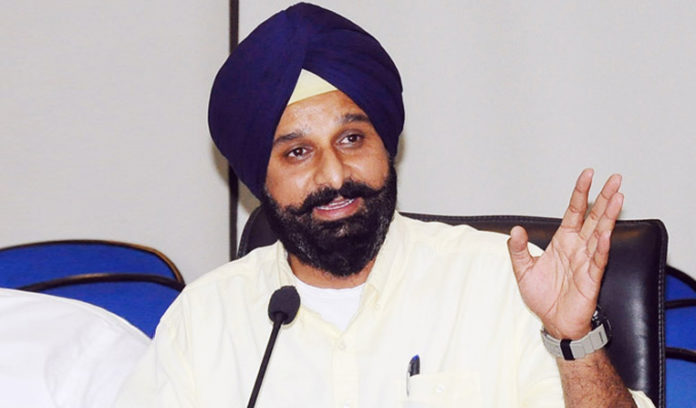 ਪੁਲਵਾਮਾ ਹਮਲੇ ਲਈ ਪਾਕਿਸਤਾਨ ਨੂੰ ਕਲੀਨ ਚਿੱਟ ਦੇਣ ਵਾਸਤੇ ਰਾਹੁਲ ਗਾਂਧੀ ਨਵਜੋਤ ਸਿੱਧੂ ਨੂੰ ਪਾਰਟੀ 'ਚੋਂ ਕੱਢੇ : ਬਿਕਰਮ ਮਜੀਠੀਆ ahul Gandhi Navjot Sidhu out Congress Party :SAD