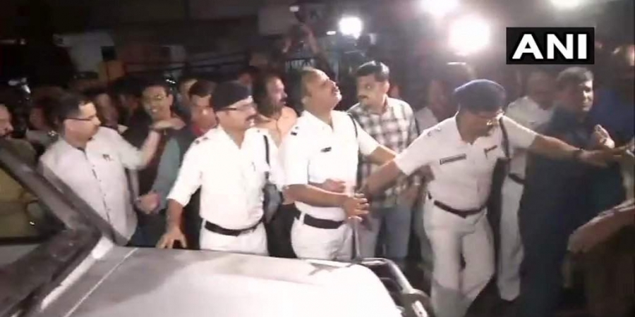 CBI team goes to question Kolkata Police chief, detained by cops