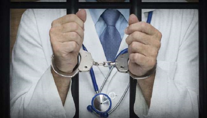 इलाज में लापरवाही बरतने पर 3 डॉक्टरों को दो साल की कठोर सजा