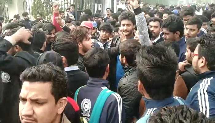 कश्मीरी छात्रा ने सेना को लेकर की आपत्तिजनक पोस्ट, छात्रों के हंगामे के बाद निष्कासित