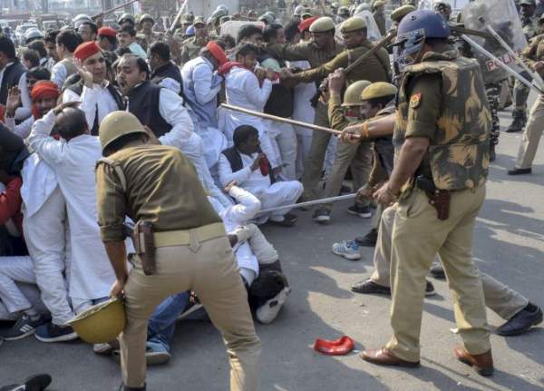 SP workers clash with police as govt clips Akhilesh Yadav's wings