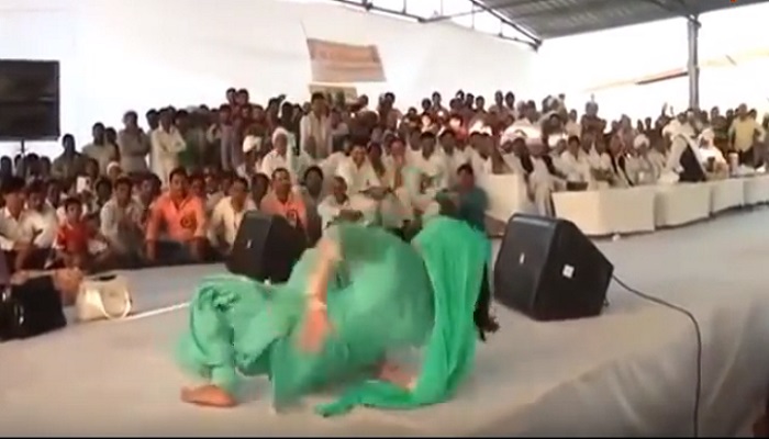 ...जब डांस करते-करते गिर गईं Sapna Choudhary