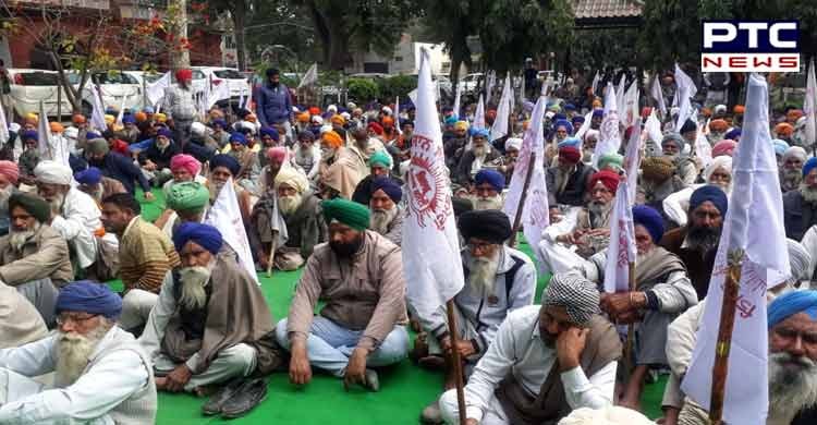 Farmers Stage dharna at DC office against Fake Milk