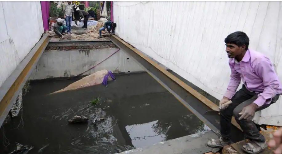 Noida : Dancing Baraat and Groom falls into drain after Bridge collapses