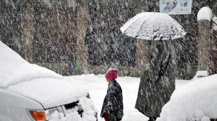 Kashmir remains cut off for 2nd day as heavy snowfall disrupts flight services, closes highway
