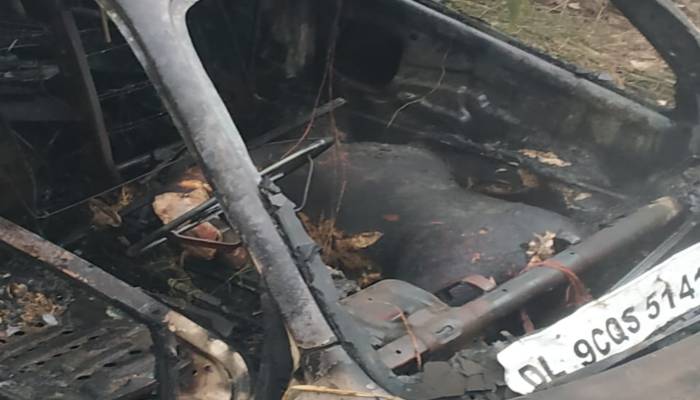 दुर्घटना के बाद कार में लगी भीषण आग, जिंदा जला ड्राइवर