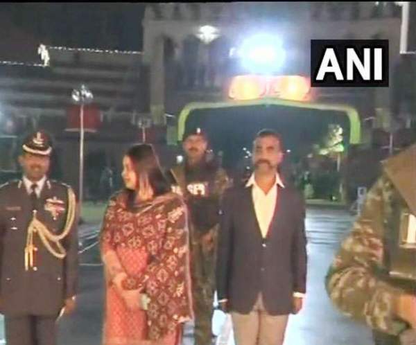 After daylong wait, IAF hero Abhinandan returns home from Pakistan