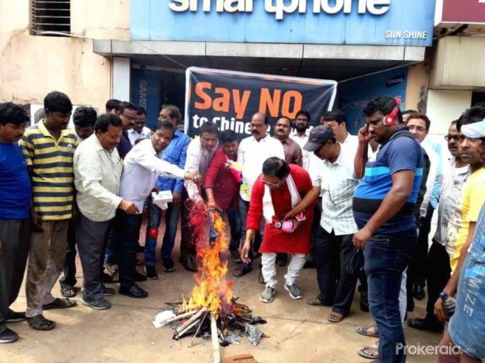 china Traders burn Chinese goods on issue of JeM chief